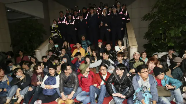 抗議者與警察在行政院外對峙