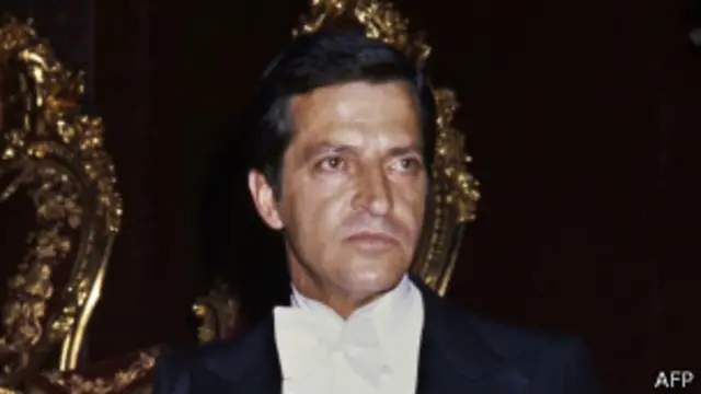 آدولفو سوآرز بانی دمکراسی نوین اسپانیا، فارغ‌التحصیل رشته حقوق بود