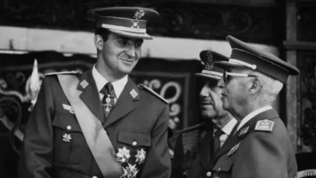 ژنرال فرانکو (راست) در سال ۱۹۶۹ خوان کارلوس (چپ) را بعنوان جانشین خود انتخاب کرد.