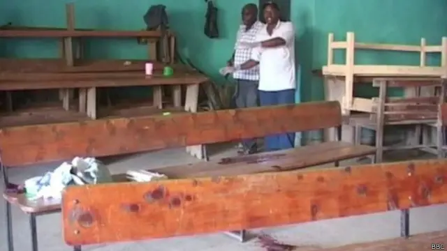 قال روبرت موريثي، قائد الشرطة، إن المسلحَين فتحا النيران على الناس عشوائيا.