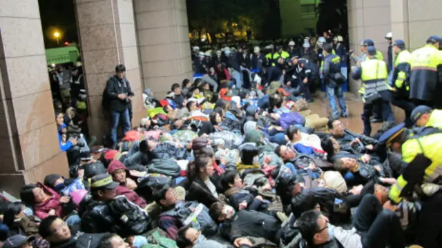 台湾警方驱散行政院门前示威者（林楠森摄影）