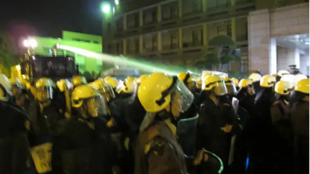 台湾警方驱散行政院门前示威者