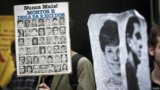 Homem protesta por desaparecidos políticos (Agêncai Brasil)