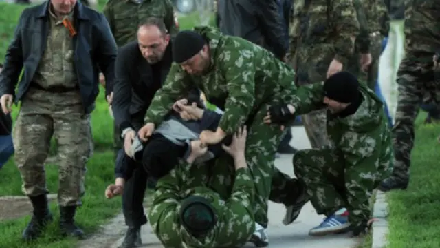 Các lực lượng thân Nga đánh một người lính Ukraine ở Crimea