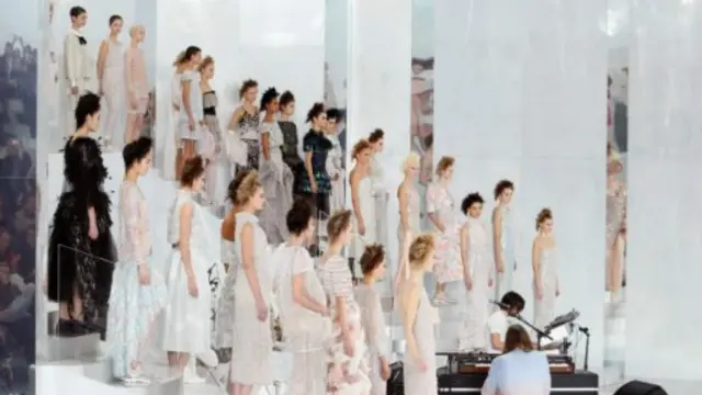 香奈儿众模特穿新推出的运动鞋亮相走秀台