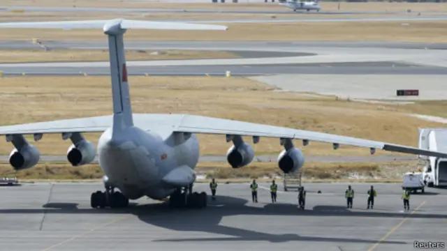 یکی از دو هواپیمای ایلیوشین-۷۶ چین که در جستجو شرکت دارند در فرودگاه پرت استرالیا