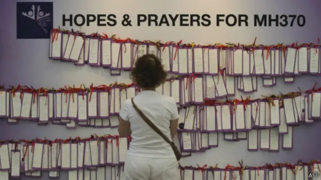 کارتهای یادبود برای مسافران هواپیمای مالزیایی که شانزده روز پیش ناپدید شد