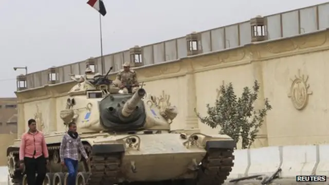 د نیول شویو له ډلې پر ځینو تورنو تور دی، چې پر کلیساوو او موزیم یې بریدونه کړي او زیاتره لرغوني اثار یې لوټ کړي دي.