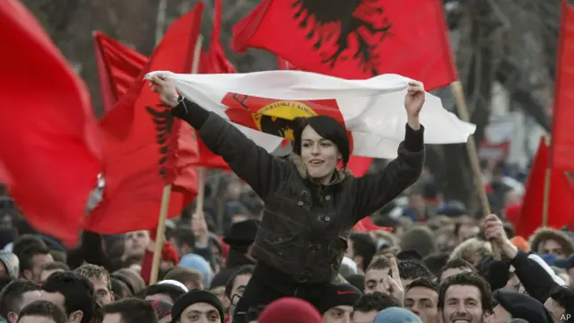 Jovens comemoram independência do Kosovo (AP)