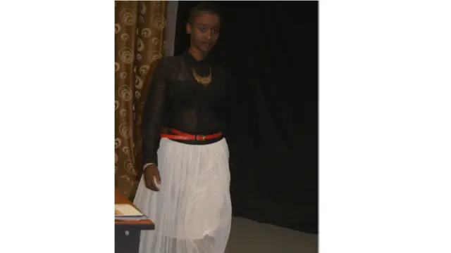 سومالیایې ماډله مونا وايي سره له دې چې په ټولنه کې مالډلنګ ته په ښه سترګه نه کتل کېږي د هغې مور او پلار یې مالډلنګ ته هڅوي. 