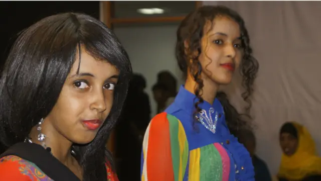 په دې فېشن شو کې سومالیايي نجونو په لوېدیځ کې دود جامې اغوستې وې. 