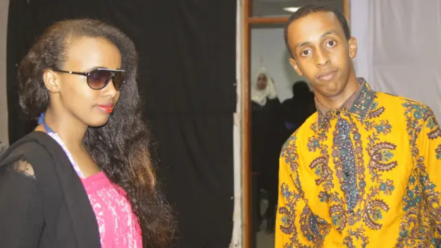 په سومالیا کې محافظه کاره ټولنه د دغه ډول کړونو خلاف ده خو د فېشن شو ګډنوالو ویل چې دوی اوس پر محافظه کارانو لاس بري دي. 