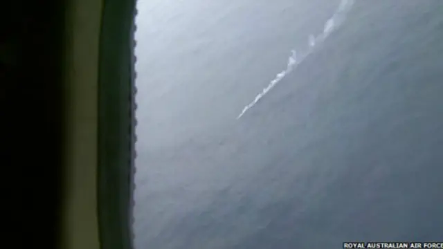 从澳大利亚皇家空军的P-3猎户座飞机上拍下的照片，显示烟雾标记旁边的一个漂浮物。