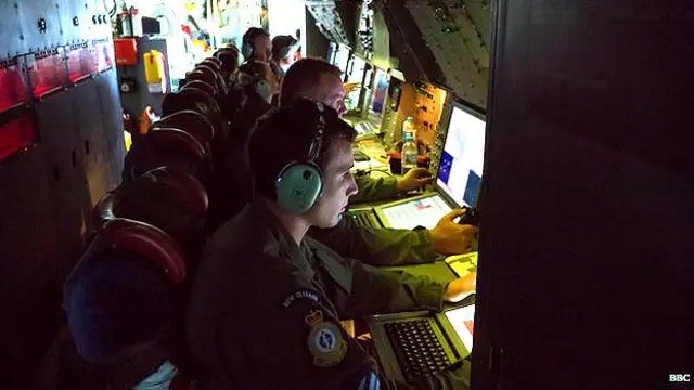 Tripulantes de un avión de búsqueda de la Fuerza Aérea de Nueva Zelanda