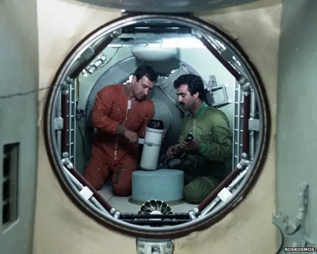 له ښۍ خوا - عبدالاحد مومند او انجنیر والیري پولیاکوف د سویوز فضايي بېړۍ پر سفر