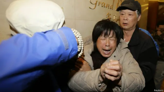 मलेशियाई विमान में सवाल यात्रियों के रिश्तेदार