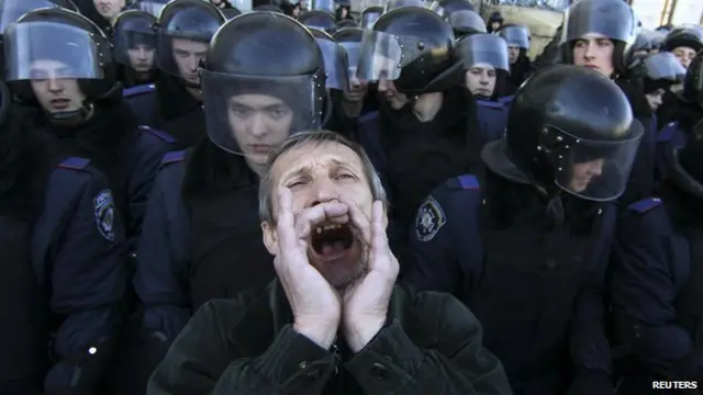 موالون لروسيا يتظاهرون في مدينة مدينة دونيتسك، شرقي أوكرانيا. 