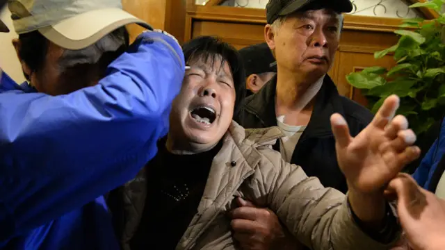 लापता विमान के परिजन