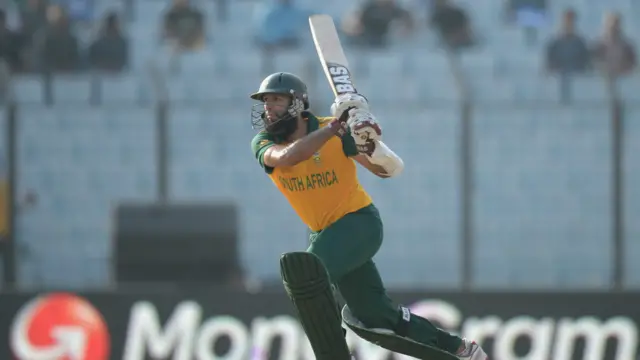 ہاشم آملہ انوکھے انداز میں آؤٹ ہوئے۔ ہاشم آملہ کا شاٹ مخالف سمت میں کھڑے جے پی ڈومنی کے بیٹ سے لگ کر باؤلر کے ہاتھ میں آ گیا۔ 