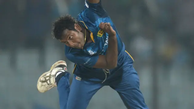 سری لنکا کا کپتان اینجلو میتھوز نے ابتدائی دو اووروں میں تین وکٹیں حاصل کر کے ہالینڈ کی کمر توڑ دی۔ 