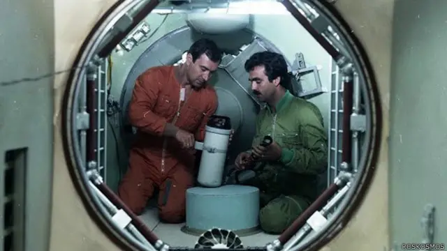 Абдул Ахад Моманд и инженер Валерий Поляков на космическом корабле "Союз" 