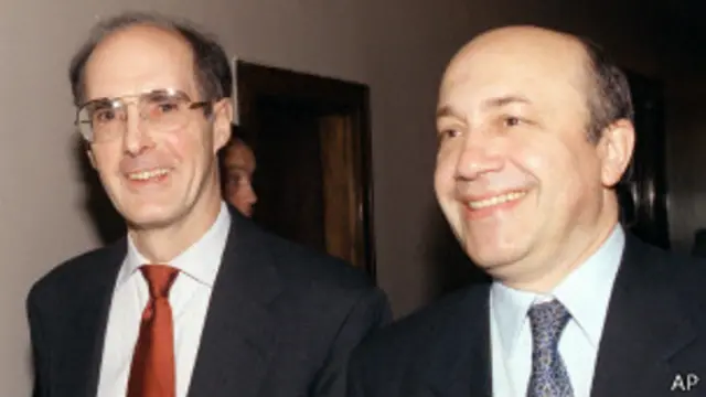 инистр иностранных дел России Игорь Иванов (справа) и заместитель госсекретаря США Строуб Тэлботт перед переговорами в Москве 12 мая 1999 г.