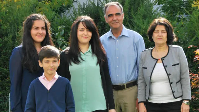 С 1992 года Ахад с семьей живет в Германии