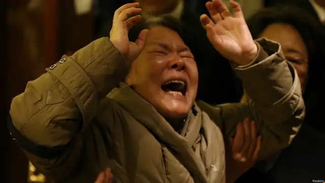 ملائیشیا کے وزیراعظم کی جانب سے مسافر طیارے کے بحرِ ہند میں گر جانے کی خبر کے بعد بیجنگ اور کوالالمپور میں لواحقین کے درمیان کہرام کا منظر تھا۔