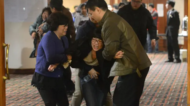 طیارے پر سوار اکثر مسافر چینی تھے جن کے رشتہ دار بیجنگ کے ایک ہوٹل میں قیام پذیر ہیں جہاں اس خبر کے نشر ہوتے ہی جیسے قیامت ٹوٹ پڑی۔