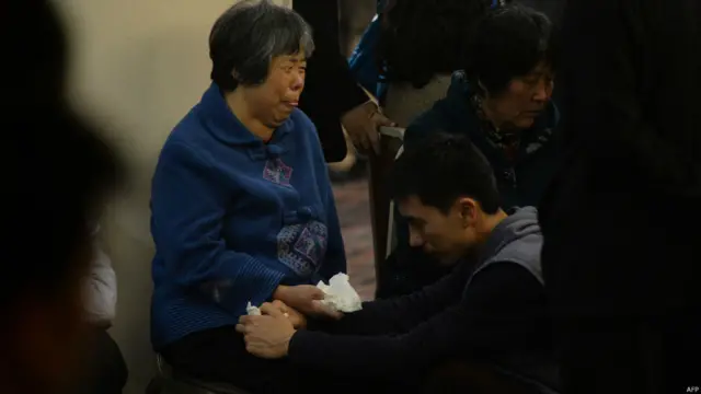 ملائیشیا ایئرلائن کا بوئنگ 777 طیارہ کوالالمپور سے بیجنگ کے لیے روانہ ہوا مگر اسے کے بحرِ ہند میں گرنے کی خبر کے باوجود اب تک اس کا ملبہ نہیں مل سکا ہے۔