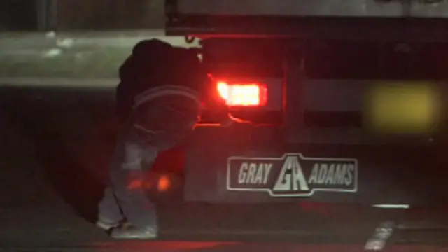 Les migrants tentent de passer la frontière franco-britanique en se cachant dans les camions.