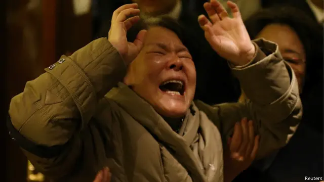 中国乘客家属在得知消息后悲痛万分