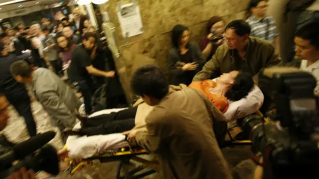 一名遇難者家屬得知這個噩耗後昏迷過去