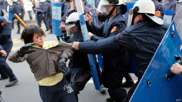 防暴警察學生與抗議學生衝突