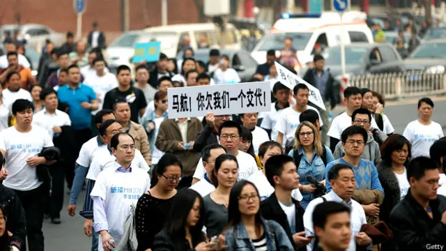 چینی باشندے ملائیشیا کے سفارت خانے کی جانب جلوس کی شکل میں جا رہے ہیں