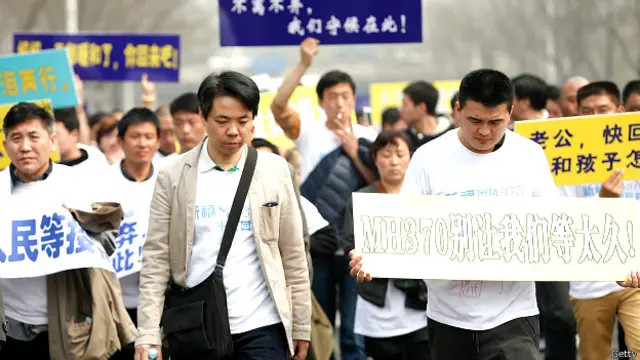 लापता विमान में सवार यात्रियों के परिजन