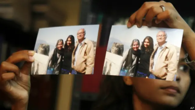 失踪马航乘客钱德里卡·夏尔马（Chandrika Sharma）的女儿展示家庭照片（12/03/2014）