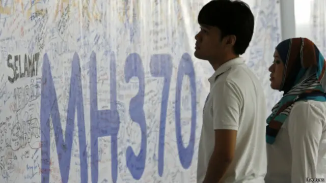 मलेशिया एयरलाइंस के लापता विमान के यात्रियों के रिश्तेदार