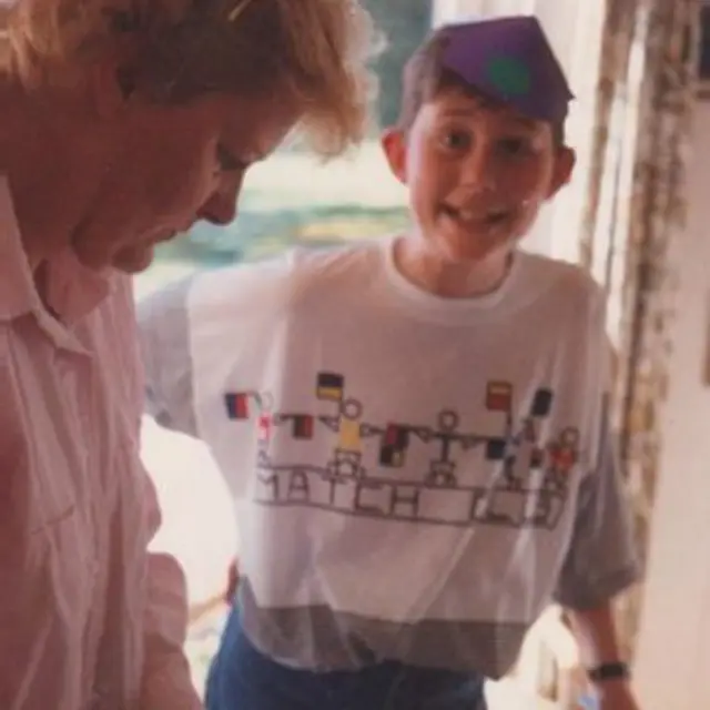 瓦莱丽·内特尔斯的儿子达明（右）11岁时的照片