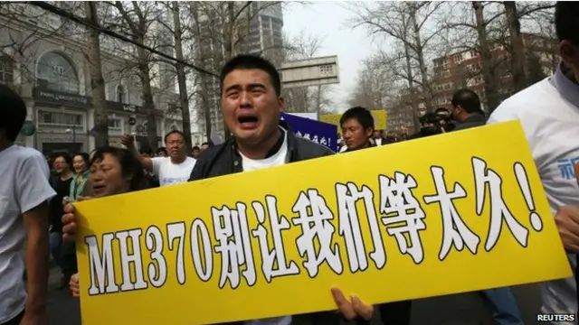 مسافروں کے لواحقین نے اپنے پیاروں کی موت کا ذمہ دار ملائیشیا کی حکومت اور فضائی کمپنی کو قرار دیا ہے