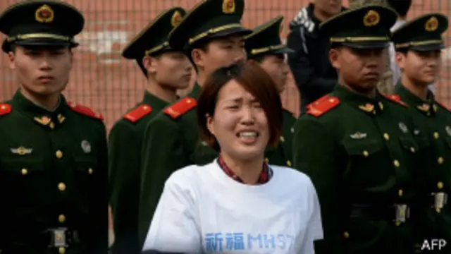 درجنوں افراد بیجنگ میں اپنے ہوٹل سے نکل کر ملائیشیا کے سفارت خانے کی طرف چل پڑے