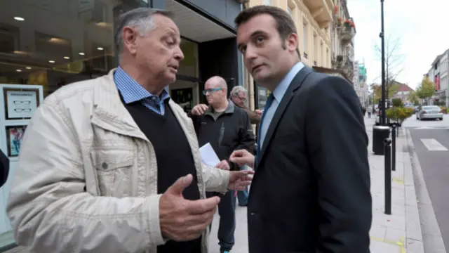 “国民阵线”副主席费尔伯特2013年10月28日在福尔巴克与选民交谈