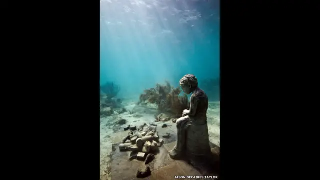 په دغه موزيم کې ٤٥٠ دايمي لويې مجسمې شتون لري.