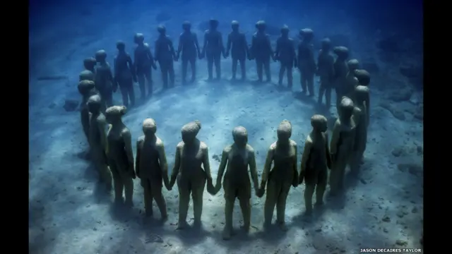 جېسن ډيکايرس ټيلر له کلونو راهيسې سترې مجسمې جوړې کړي او د سمندر په غولي کې يې ايښي، چې اوس په مکسيکو د اوبو لاندې په يوۀ موزيم بدل شوى.