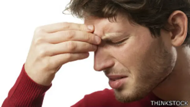 Hombre con dolor de cabeza