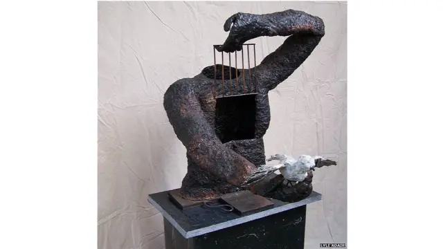 امریکہ سے لائیلا اڈیر نے یہ مجسمہ تانبے کی شِیٹ اور تاروں سے تخلیق کیا ہے۔یہ مجسمہ جسم سے روح کے ’آزاد‘ ہونے کی عکاسی کرتا ہے۔ فنکار نے مجسمے کا سر دانستہ نہیں بنایا، تا کہ دیکھنے والا جو معنی دینا چاہے دے لے۔