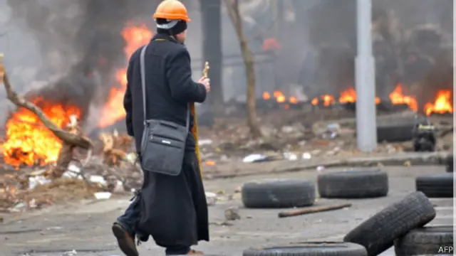 Священник на Майдане