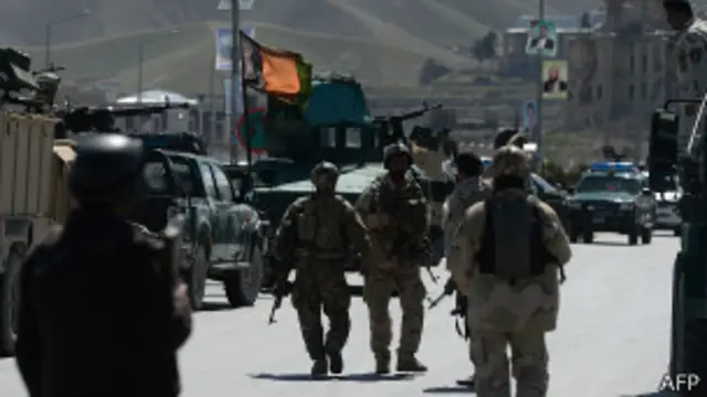 တိုက်ခိုက်မှုအပြီး လုံခြုံရေးတွေ ရှင်းလင်းစဉ်။