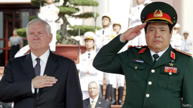 Bộ trưởng Robert Gates gặp Tướng Phùng Quang Thanh và dự cuộc họp ở Hà Nội năm 2010