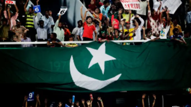 بنگلہ دیش نے پاکستان کے ایک میچ کےدوران پاکستانی جھنڈے لہرانے کے بعد بنگلہ دیشی تماشائیوں پر غیر ملکی پرچم اٹھانے پر پابندی کا فیصلہ کیا ہے